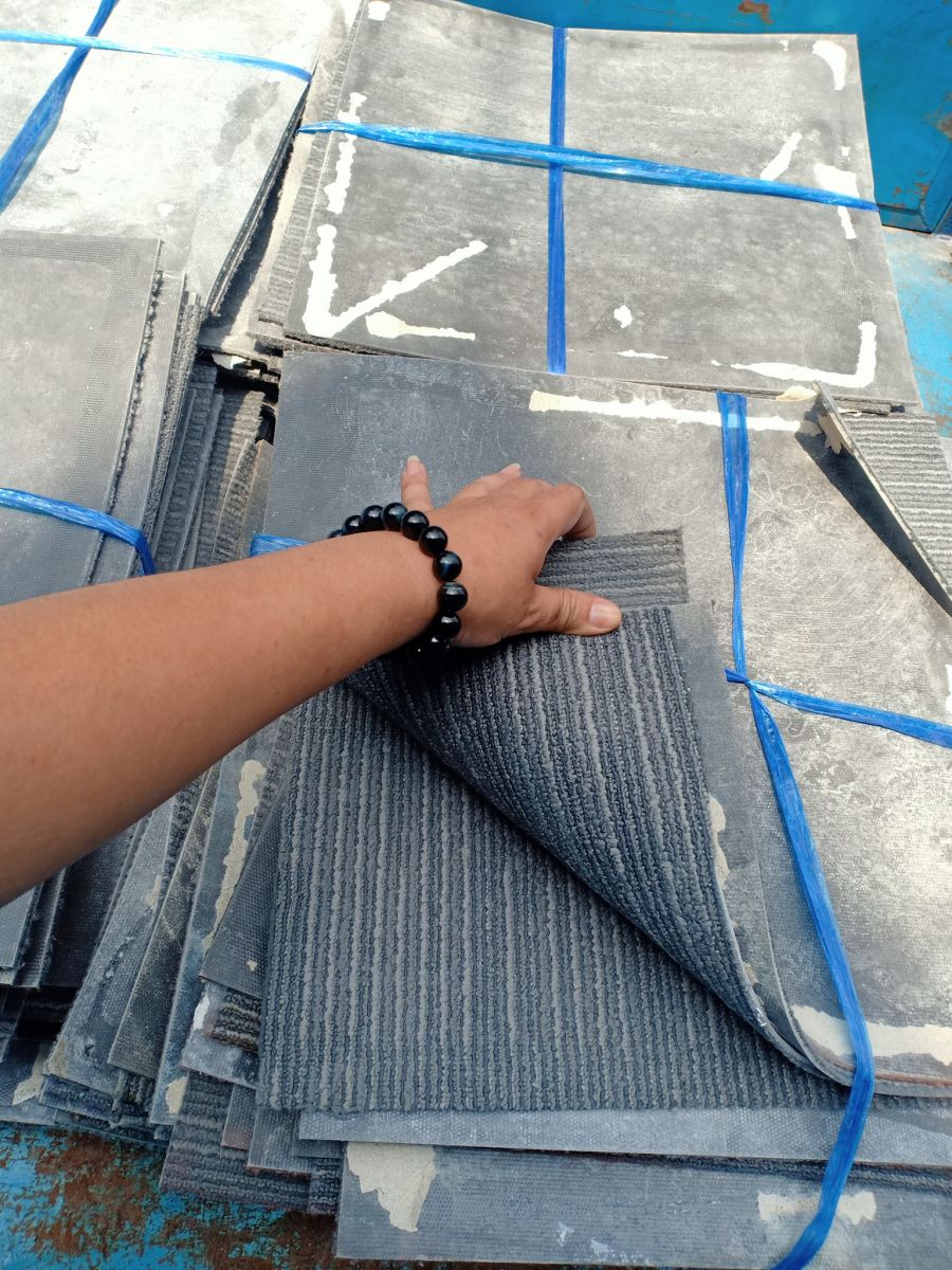 Thảm lót sàn cũ